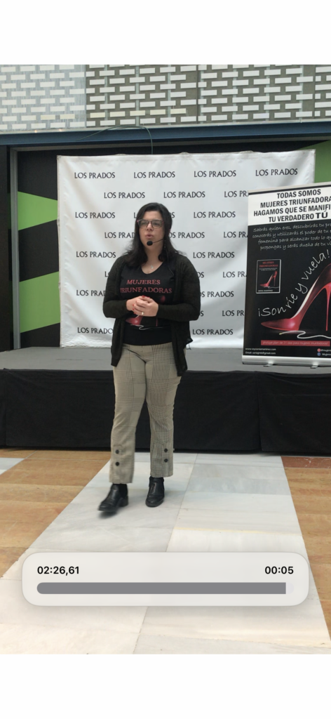 Sonia Martínez durante una charla sobre su libro Mujeres triunfadoras